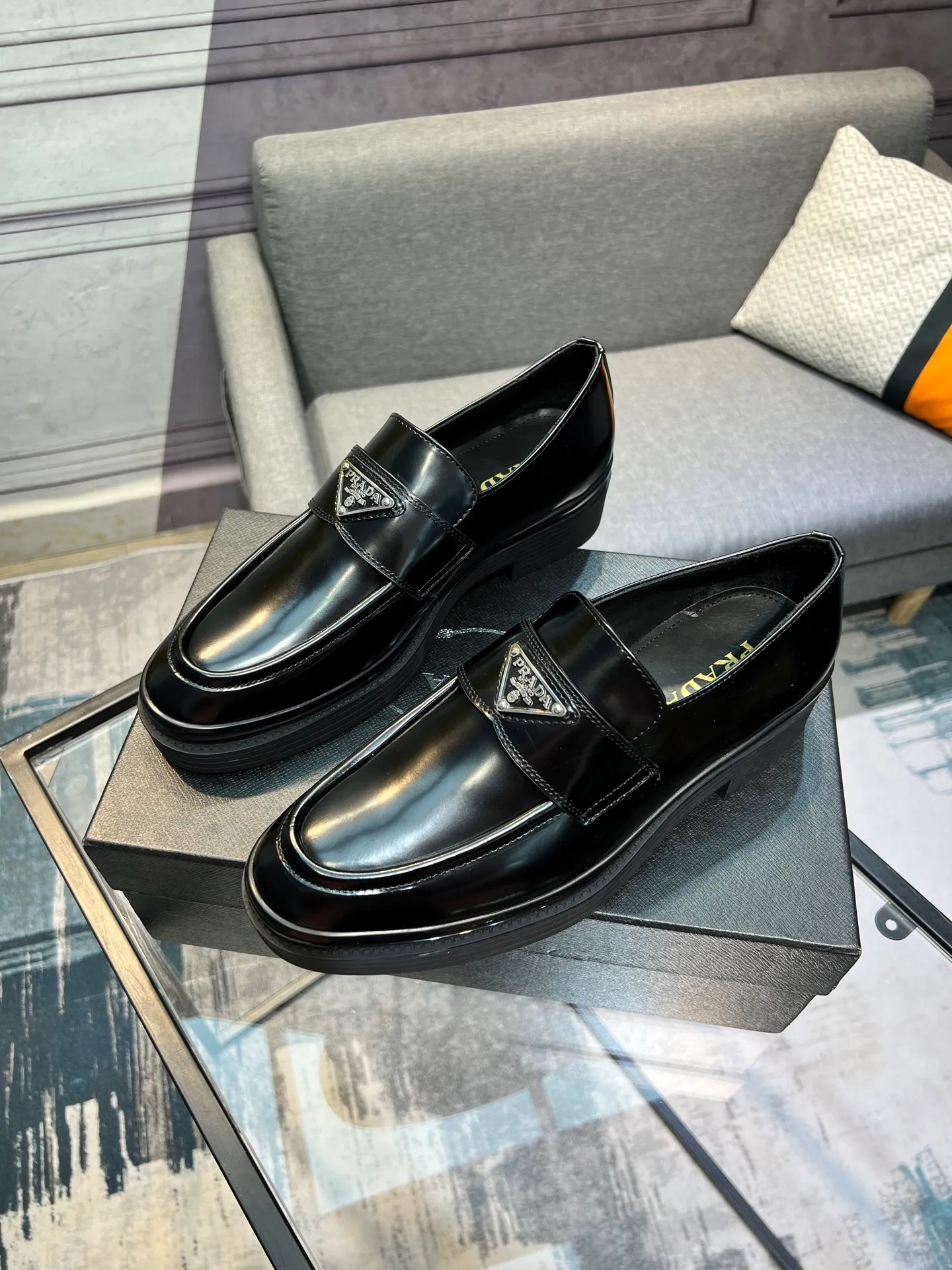 Men's clothing and shoes 💰860 Prada/Prada's new glossy leather loafers are made of open-edge beaded uppers imported from Italy, slip-on loafers style, large piece splicing design, durable and non-deforming, heavy-duty construction, exquisite mark stitching, same material ribbon decoration, blending classic and modern styles, lining with dyed calfskin, standard PRADA logo cowhide feet, original ultra-light matte texture and embossed leather outsole, light and not tired, excellent shock absorption effect, full foot comfort! Size: 39-44 (customized at 38.45)